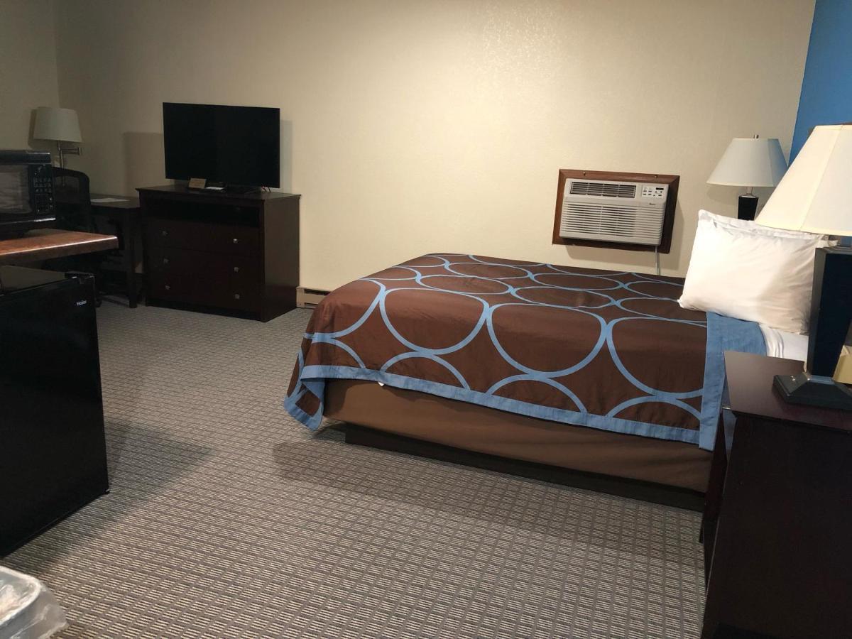 Amerivu Inn & Suites О-Клэр Экстерьер фото