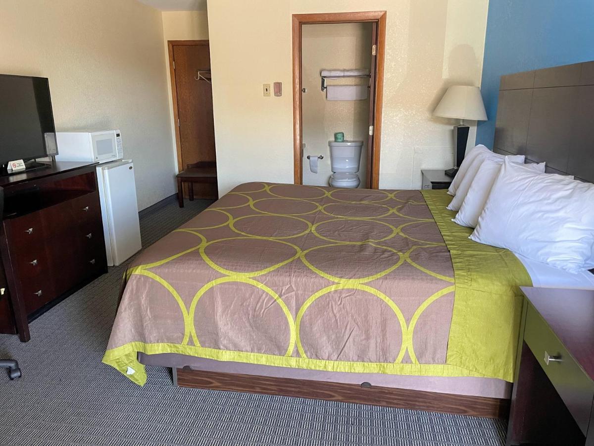 Amerivu Inn & Suites О-Клэр Экстерьер фото